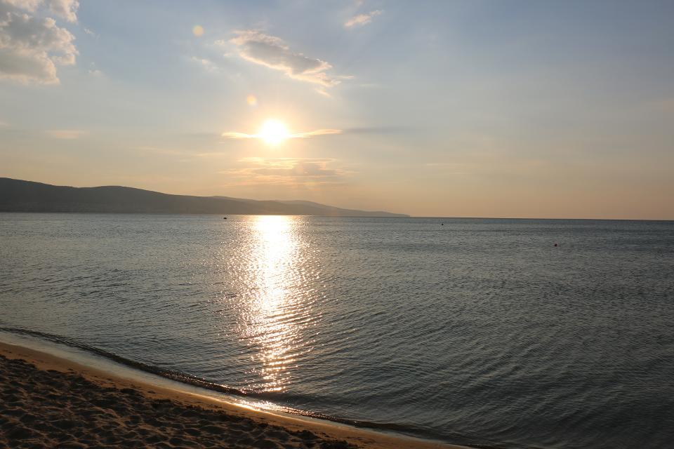 Sonnenuntergang am Meer zur besten Tageszeit für Fotos